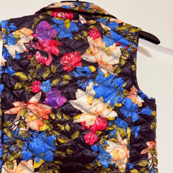 The North Face Women's Floral Vest - Black, Blue, Pink size medium - Picture 4 of 5